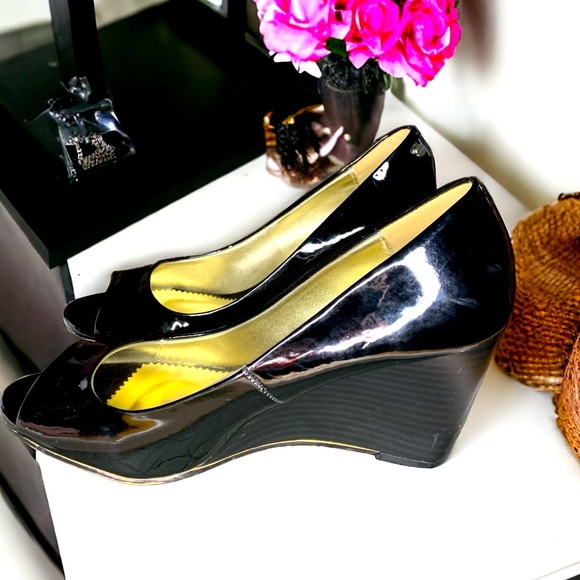 LIZ CLAIBORNE Women’s patent leather peep toe- 7 - Picture 6 of 7